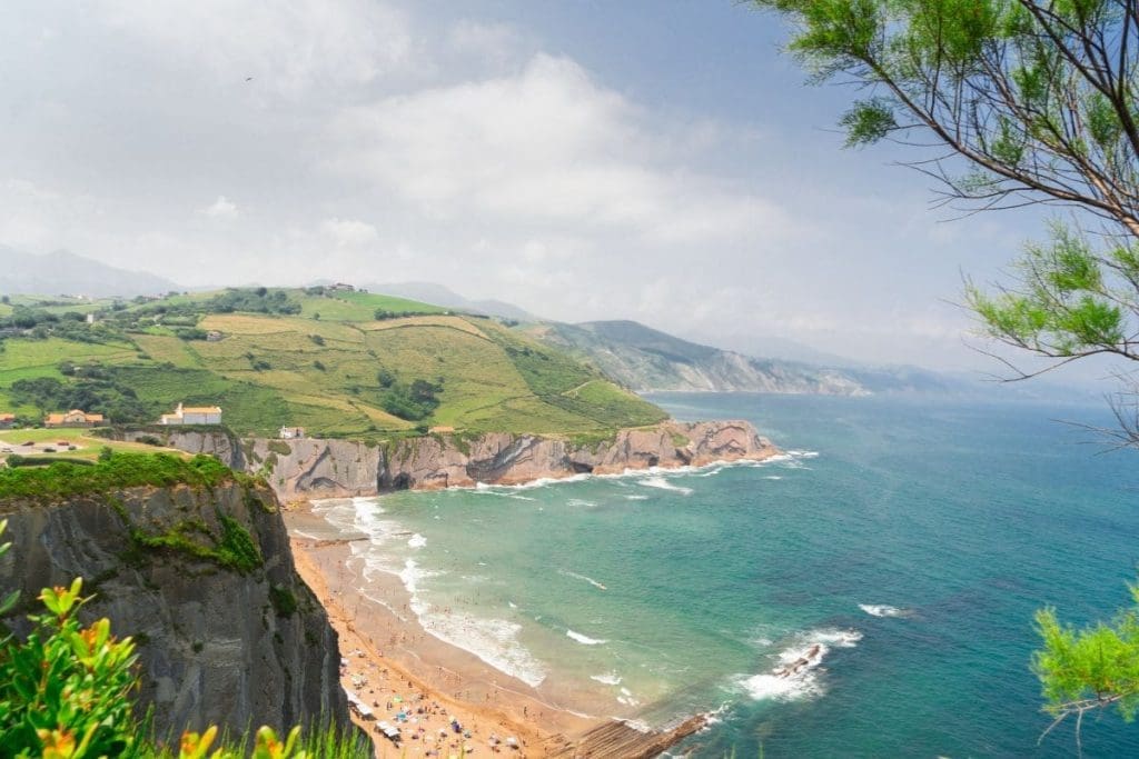 découvrez le joyau caché du pays basque, un trésor naturel et culturel qui allie paysages à couper le souffle, traditions authentiques et gastronomie savoureuse. explorez ses villages pittoresques, ses plages secrètes et ses montagnes majestueuses pour une expérience inoubliable.