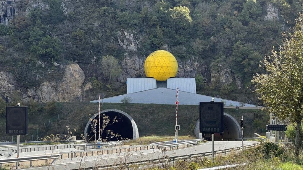 découvrez le tunnel mystérieux de 2780 mètres, un passage énigmatique qui évoque des légendes et des secrets enfouis. explorez son histoire fascinante et osez vous aventurer dans ses profondeurs obscures.