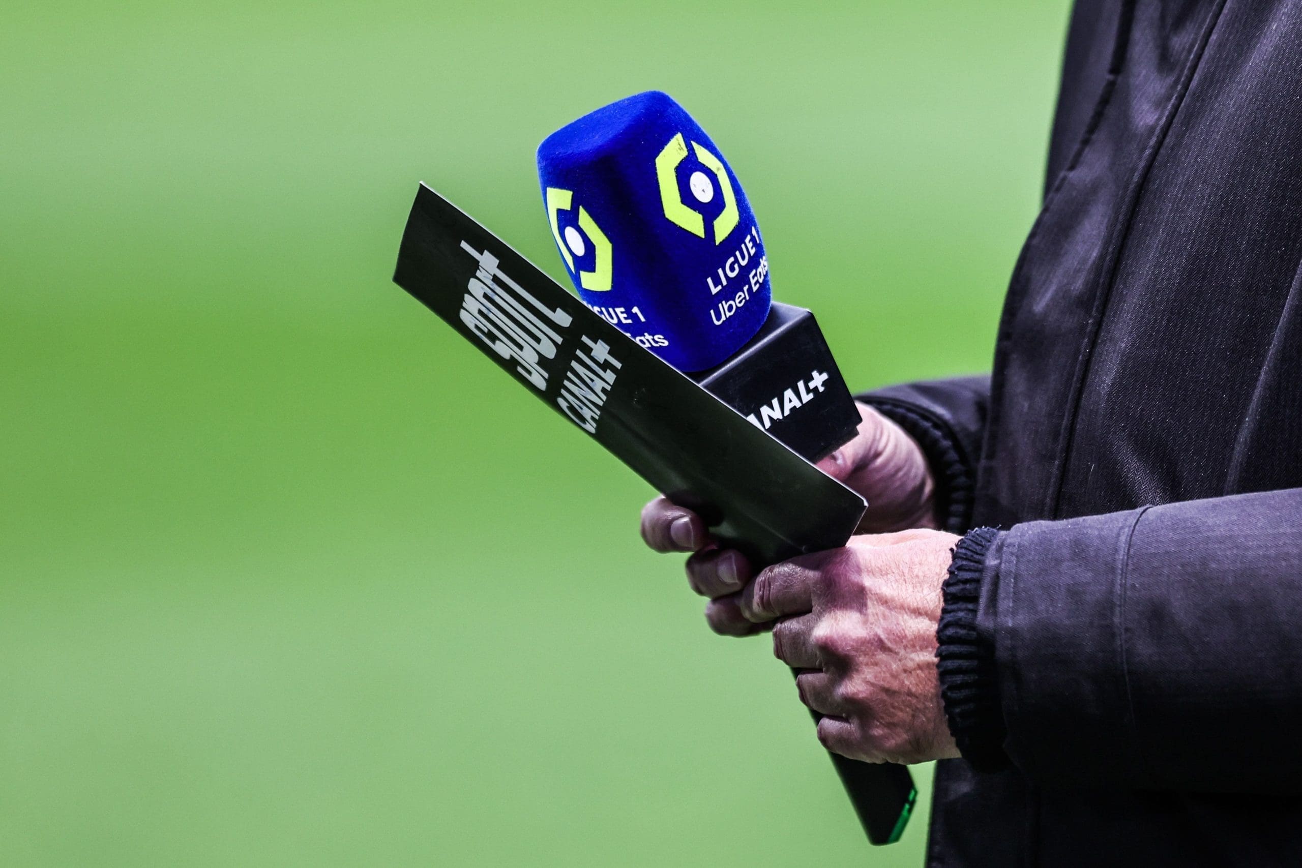 découvrez les secrets inédits de pierre ménès, figure emblématique du journalisme sportif sur canal+. plongez dans son parcours, ses anecdotes et ses réflexions sur le monde du football à travers cette révélation exclusive.
