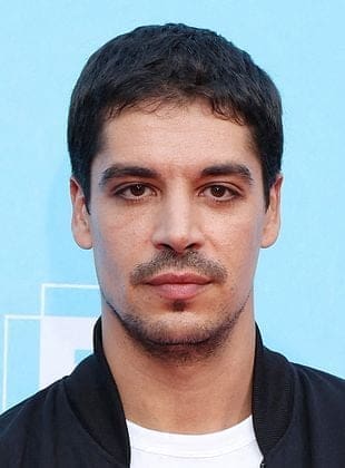 découvrez l'histoire captivante d'un admirateur secret qui exprime son amour pour raphaëlle à travers des gestes mystérieux et touchants. plongez dans un récit d'émotions intenses et de surprises inattendues.