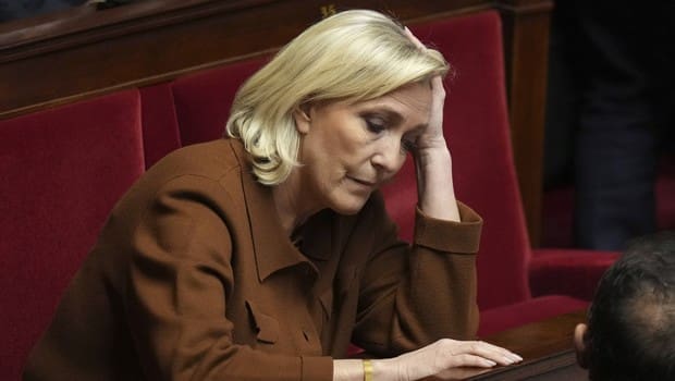 découvrez l'entretien captivant entre françois bayrou et marine le pen, où ils échangent leurs visions politiques, stratégies et projets pour l'avenir de la france. une analyse des divergences et des points communs entre ces deux figures emblématiques de la scène politique française.