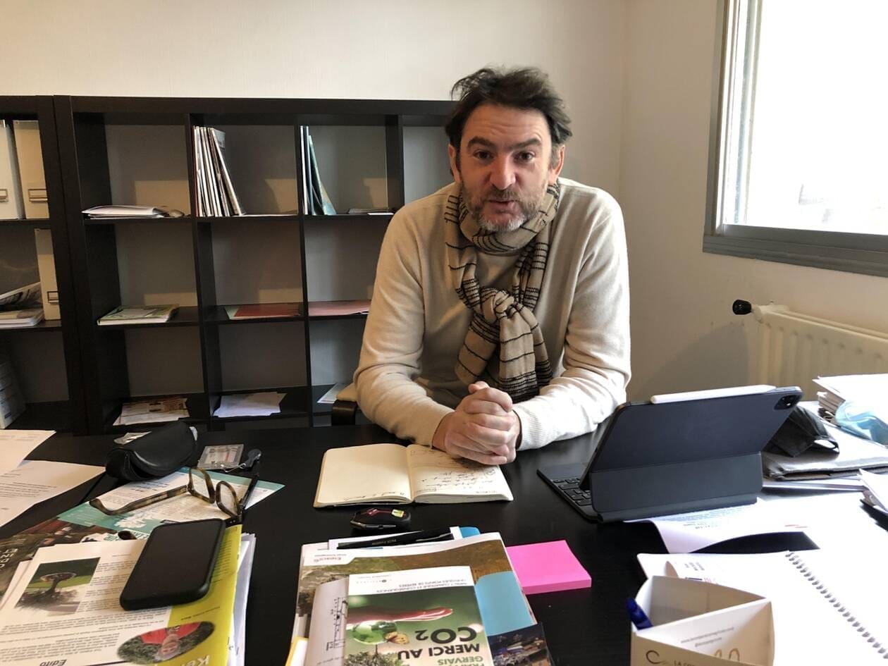 découvrez l'entretien captivant entre bayrou et le pen, où les deux figures politiques échangent leurs visions et stratégies pour le futur de la france. plongez dans cette analyse approfondie des enjeux actuels et des divergences idéologiques.