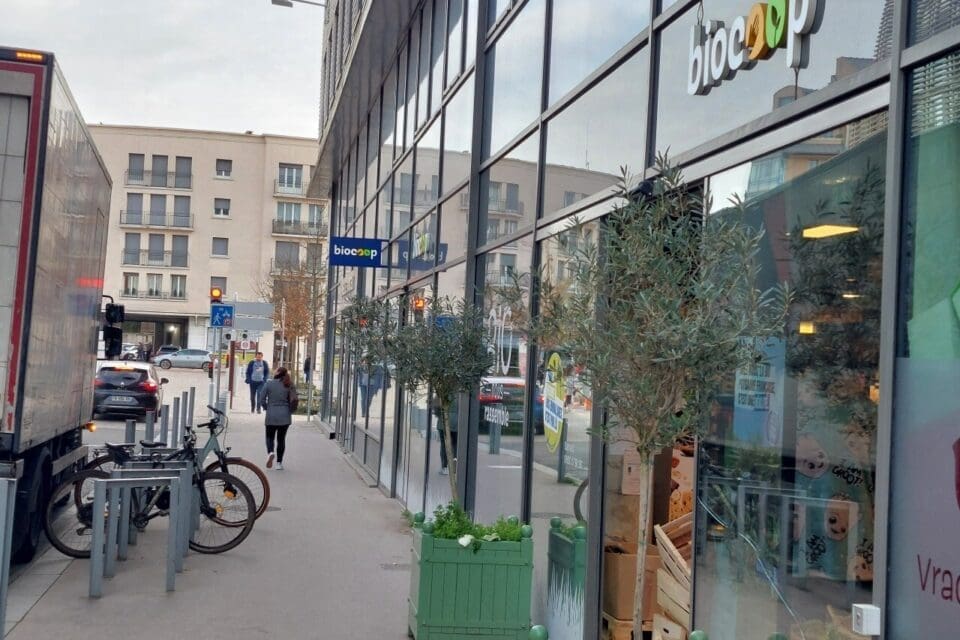 découvrez un monde futuriste où le braquage devient une expérience immersive grâce aux hologrammes. plongez dans une aventure palpitante mêlant technologie, suspense et audace. préparez-vous à vivre des émotions intenses comme jamais auparavant !