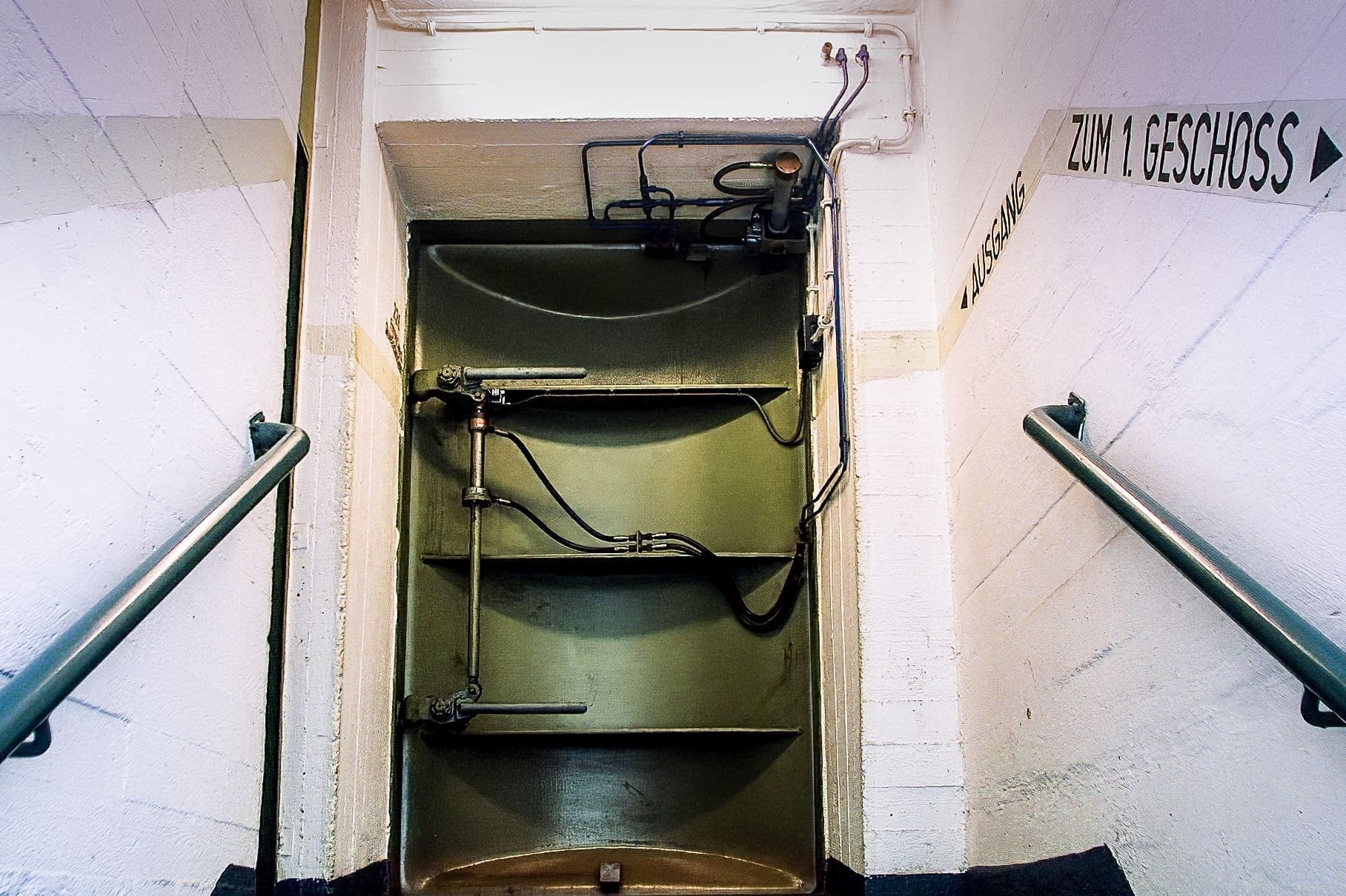 découvrez les mystérieux bunkers secrets qui suscitent des craintes et des interrogations. plongez dans l'univers fascinant de ces refuges cachés, explorez leur histoire, leurs fonctions et les raisons pour lesquelles ils intriguent autant. que cache vraiment ces structures souterraines ?