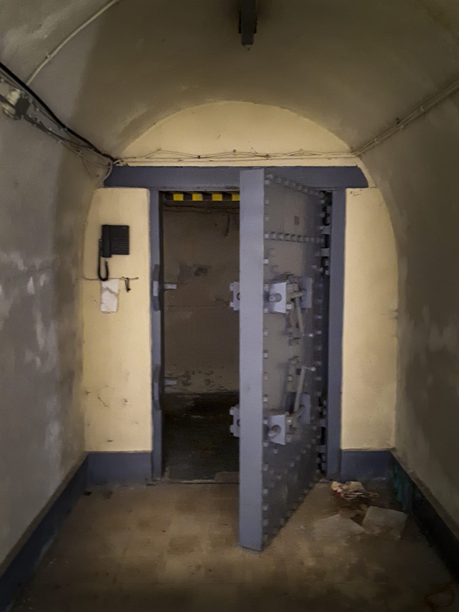 découvrez l'univers mystérieux des bunkers secrets, où se mêlent craintes et intrigues. plongez dans les révélations cachées sur ces refuges clandestins, leurs secrets inavoués et les peurs qui les entourent.