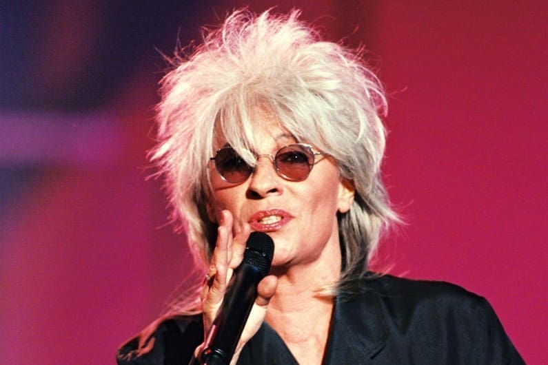 découvrez les lunettes de soleil emblématiques de catherine lara. alliant élégance et protection, ces accessoires stylés reflètent le charisme de l'artiste. plongez dans l'univers de la chanteuse et trouvez la paire qui illumine votre style !