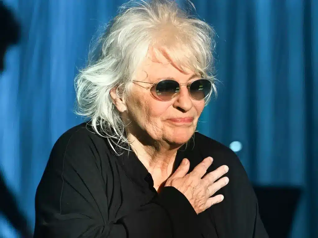 découvrez le style unique de catherine lara à travers sa collection de lunettes de soleil. alliant élégance et protection, ces accessoires vous feront briller sous le soleil tout en ajoutant une touche de glamour à votre look.