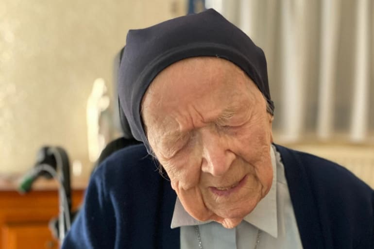 la doyenne du monde s'est éteinte à l'âge de 116 ans, laissant derrière elle un héritage de sagesse et d'inspiration. découvrez la vie remarquable de cette femme extraordinaire qui a traversé plus d'un siècle d'histoire.