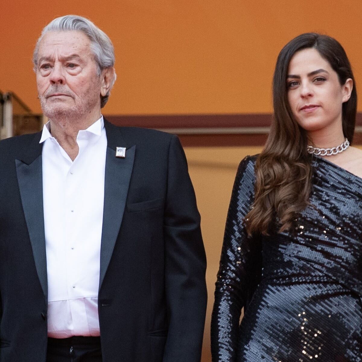 découvrez l'histoire captivante d'anouchka, l'héritière du testament de delon. plongez dans un récit riche en rebondissements, où secrets familiaux et choix difficiles s'entremêlent. suivez son parcours intrigant à la recherche de son identité et de ses véritables origines.