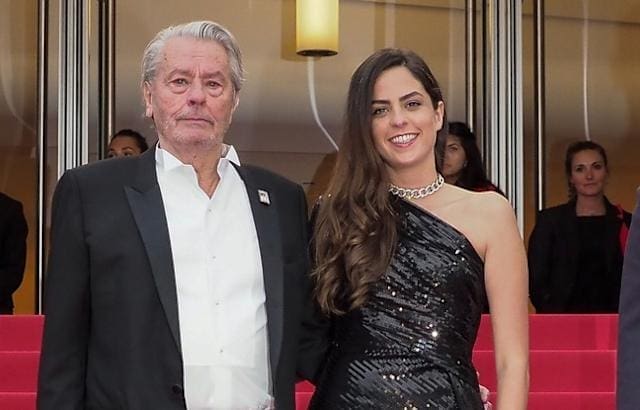 découvrez l'histoire captivante d'anouchka, héritière du testament de delon. plongez dans un récit plein de mystères, d'héritages et de révélations qui changeront sa vie à jamais.