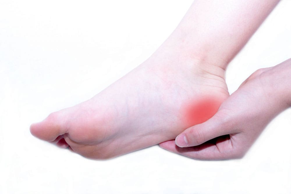 découvrez les causes et les solutions aux douleurs aux pieds. que ce soit des douleurs liées à des blessures, des maladies ou des inconforts quotidiens, trouvez des conseils pratiques et des traitements efficaces pour soulager vos pieds.