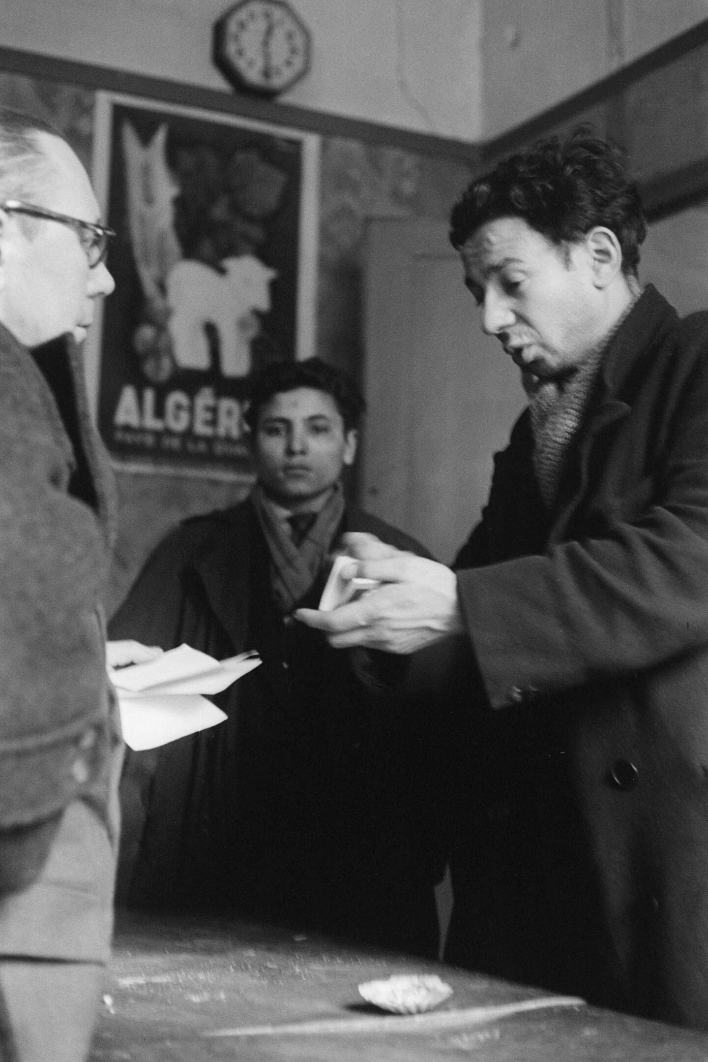 découvrez le fascinant monde des gourous et des platistes dans notre cours secret. plongez dans les théories conspirationnistes, les croyances alternatives et les stratégies de persuasion qui entourent ces mouvements atypiques. un voyage captivant au cœur des idées et des philosophies qui remettent en question notre perception du monde.