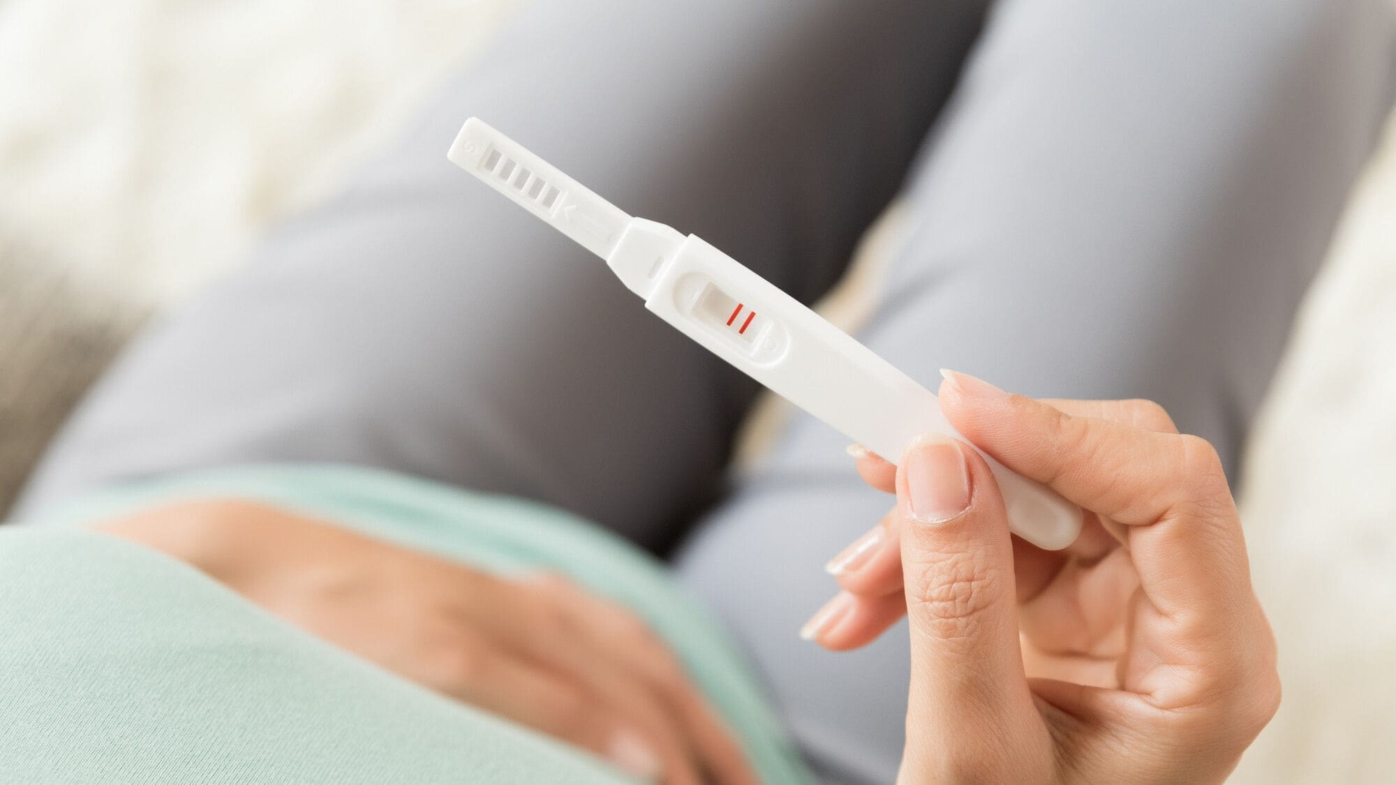 découvrez comment gérer une grossesse surprise, les émotions et les choix à envisager, ainsi que des conseils pour accueillir ce nouvel événement avec sérénité et joie.