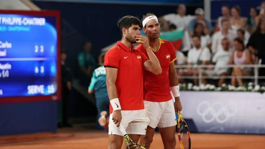 revivez l'émotion d'un hommage extraordinaire à rafael nadal lors de roland-garros. ce moment inoubliable rend hommage à la carrière légendaire de l'illustre champion sur la terre battue parisienne.