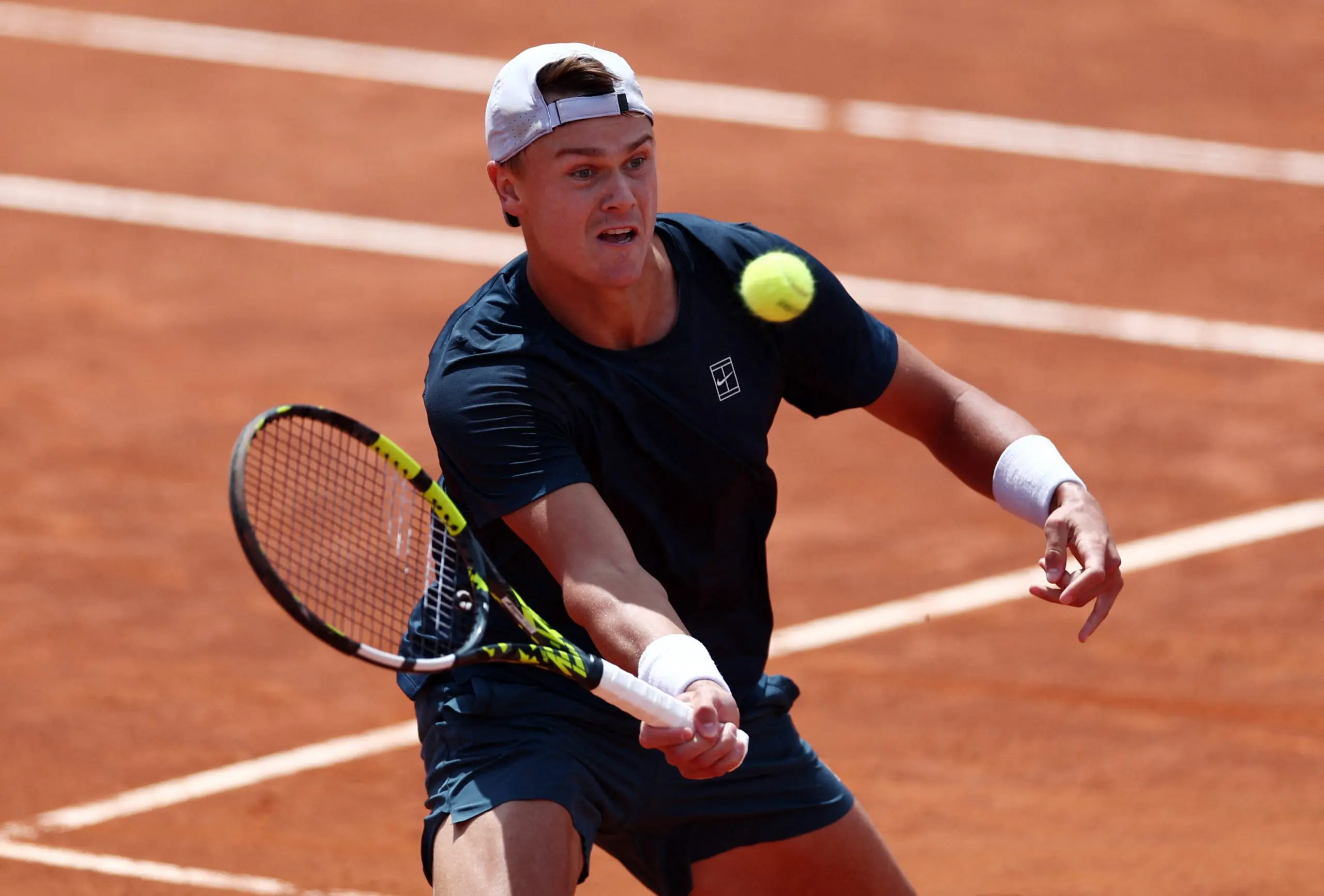 découvrez un hommage émouvant à rafael nadal lors de roland-garros, le tournoi qui a vu naître sa légende. revivez ses moments inoubliables sur la terre battue parisienne et explorez l'impact de son parcours exceptionnel sur le monde du tennis.