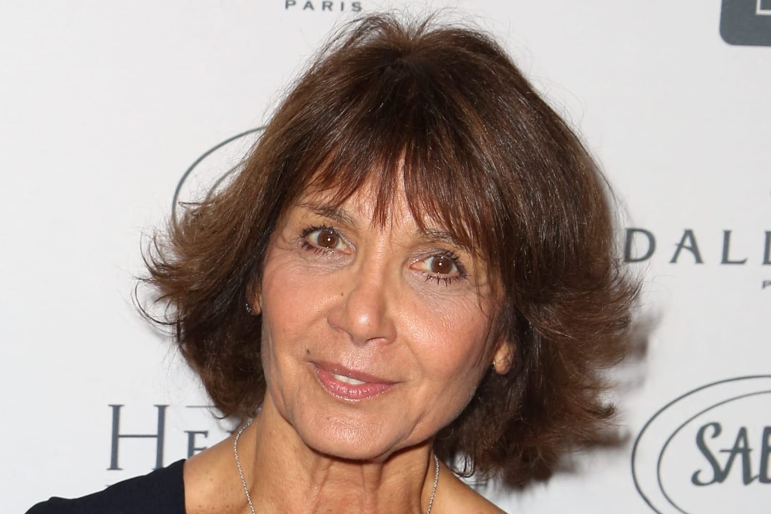 découvrez l'émouvant hommage de marie fugain à sa sœur laurette, un témoignage poignant de l'amour et de la mémoire. plongez dans une célébration touchante de leur lien éternel.