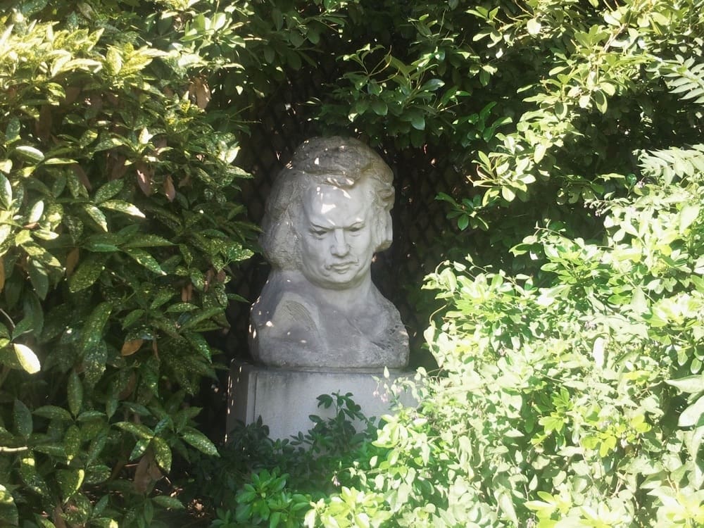découvrez le jardin secret de balzac, un lieu empreint de poésie où l'écrivain français puisait son inspiration. explorez les paysages enchanteurs et les éléments historiques qui ont façonné l'œuvre de cet auteur emblématique du xixe siècle.