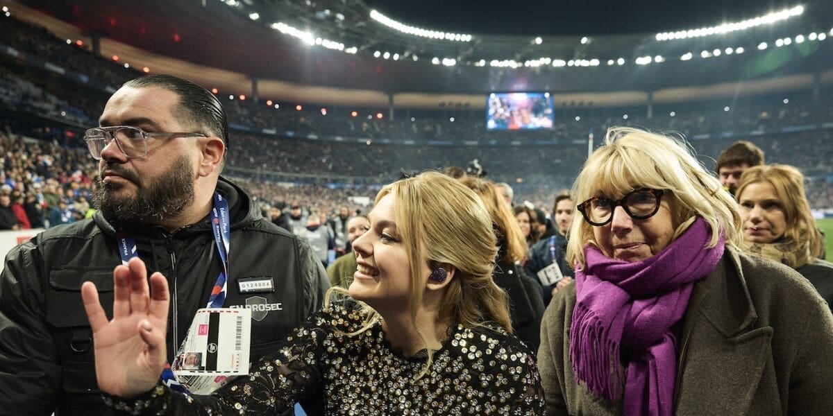 découvrez comment louane, la talentueuse chanteuse française, a exprimé sa déception lors de l'eurovision, et le précieux soutien de sa fille esmée qui l'a réconfortée dans ce moment difficile. une histoire touchante d'amour maternel et de résilience.