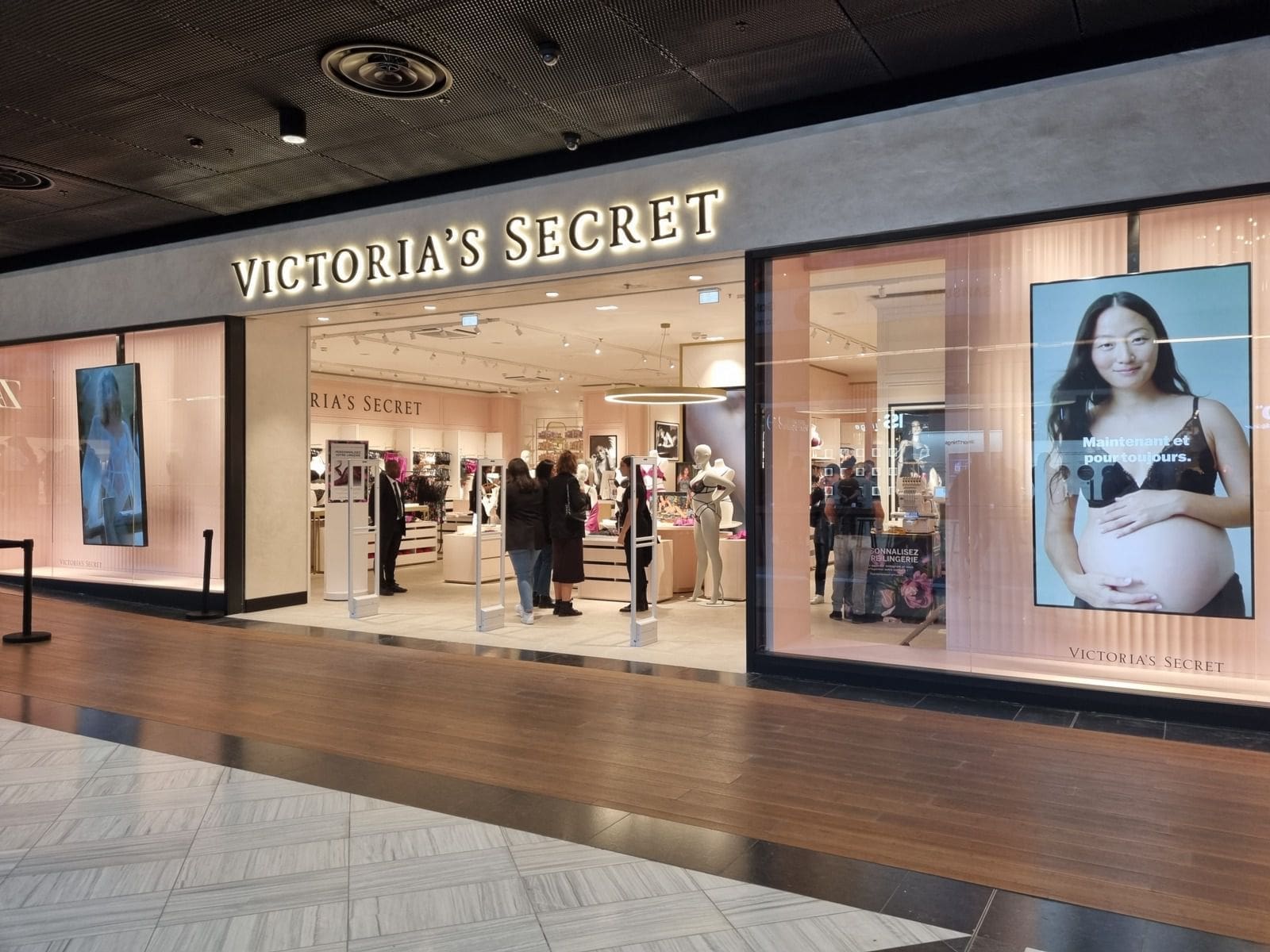 découvrez le magasin victoria's secret à lille, votre destination incontournable pour des lingeries féminines élégantes et des articles de mode. explorez notre sélection exclusive de soutiens-gorge, pyjamas et parfums dans une ambiance raffinée. venez vivre une expérience de shopping unique et profitez de nos conseils personnalisés !