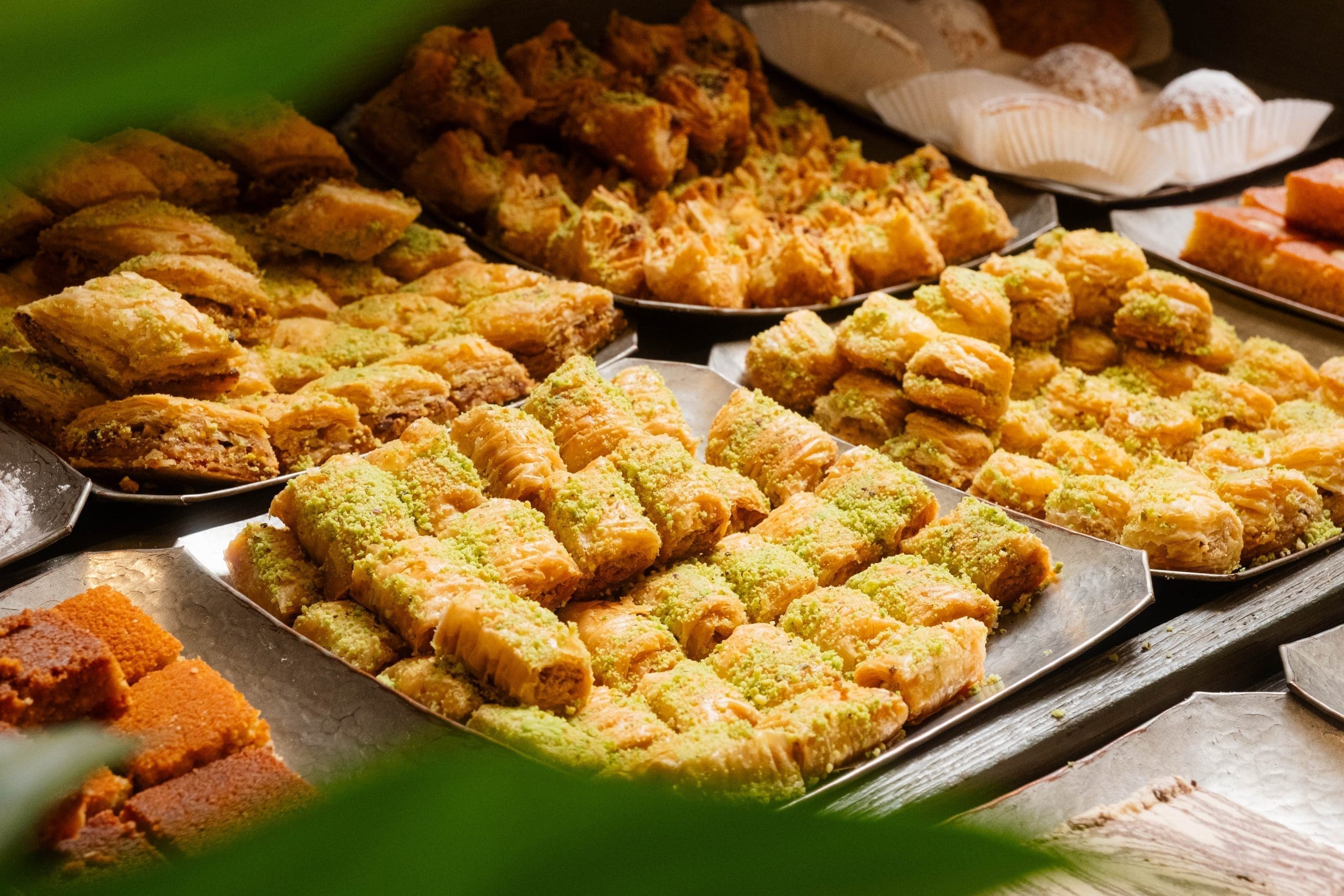 découvrez notre menu hebdomadaire libanais, une invitation à savourer des plats traditionnels riches en saveurs et en épices. profitez de recettes authentiques soigneusement sélectionnées pour vous faire voyager au cœur du liban, avec des options végétariennes et des spécialités incontournables.