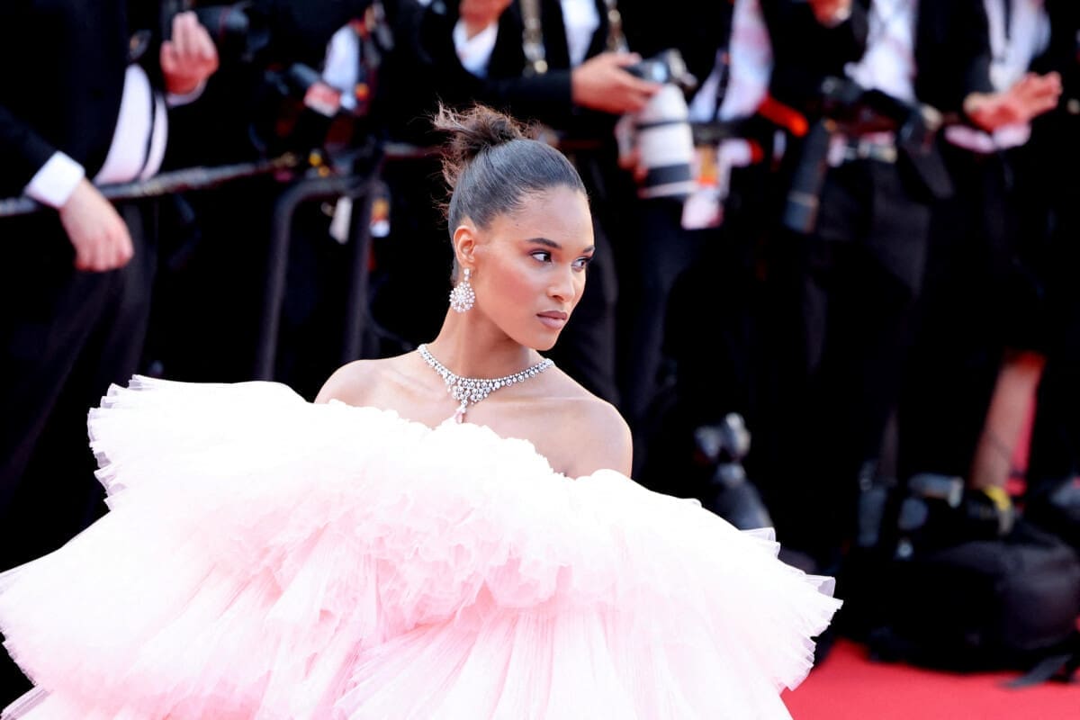 découvrez le mystère qui entoure cindy bruna lors du célèbre festival de cannes. plongez dans l'univers fascinant de cette mannequin emblématique, entre glamour et secrets, et explorez les anecdotes qui font parler d'elle sur la croisette.