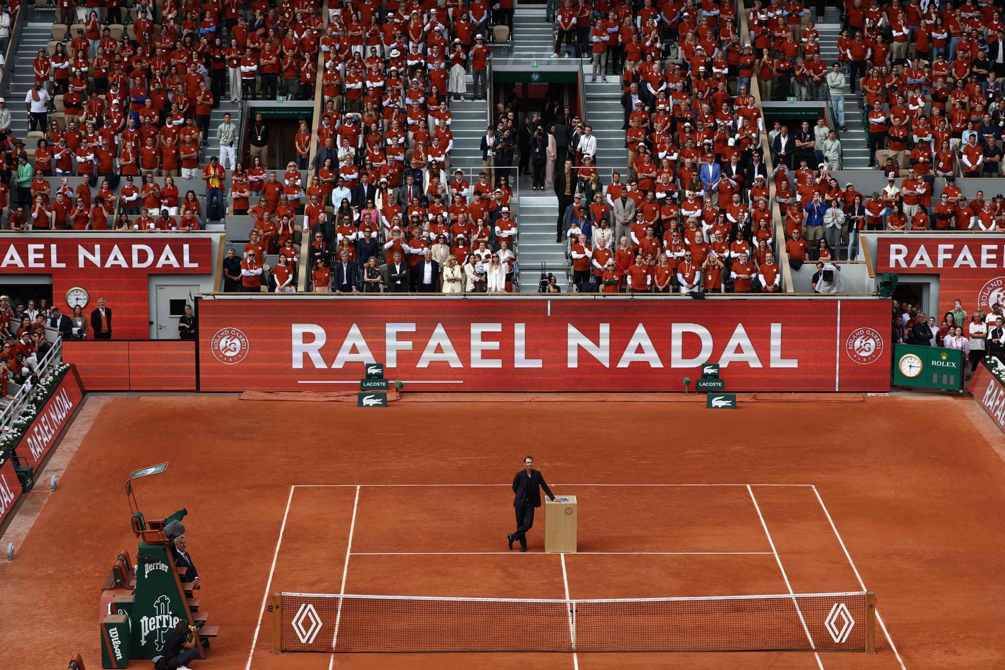 revivez les moments émouvants de roland-garros où rafael nadal, en compagnie de roger federer, novak djokovic et andy murray, se remémore des souvenirs inoubliables. une célébration du tennis et de l'amitié au cœur d'un des tournois les plus prestigieux.