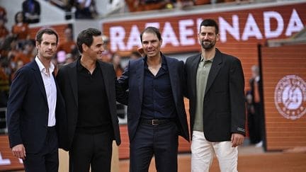 découvrez l'émotion intense de rafael nadal lors de son hommage mémorable à roland-garros, aux côtés de légendes du tennis comme roger federer, novak djokovic et andy murray. une célébration touchante de l'esprit sportif et de l'amitié sur le court.