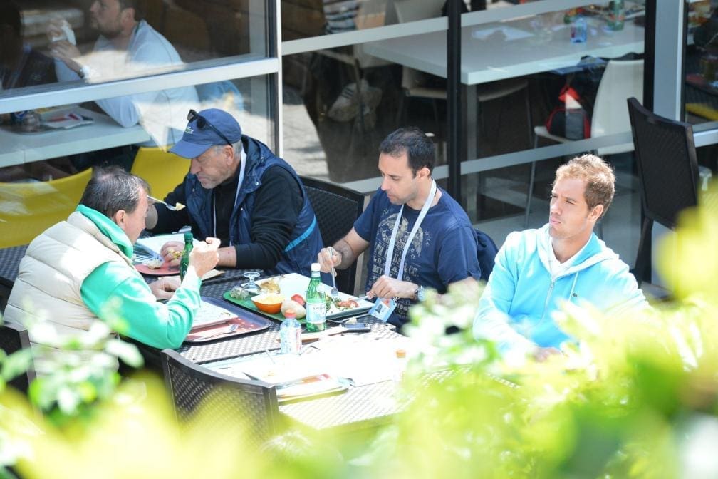 découvrez le player's lounge à roland-garros, un espace exclusif dédié aux joueurs où confort et détente se rencontrent. profitez d'une ambiance privilégiée pour admirer les talents du tennis tout en savourant des mets raffinés et des moments de convivialité.