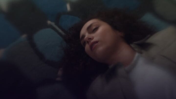 découvrez le résumé captivant de l'épisode 1955 de "demain nous appartient". plongez dans les intrigues palpitantes et les rebondissements qui rythment la vie des personnages de sète, et suivez leurs histoires poignantes qui vous tiendront en haleine. ne manquez pas les moments clés de cet épisode incontournable !