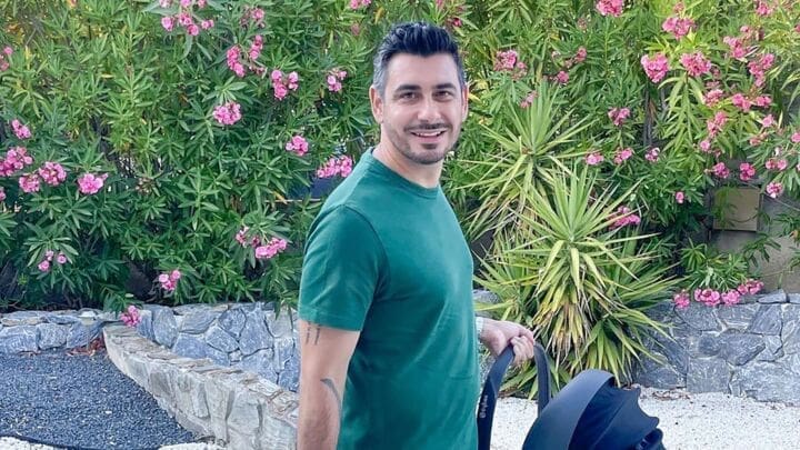 découvrez les intrigues et les révélations cachées dans 'secret de famille' de damien. cette œuvre captivante explore les liens familiaux, les non-dits et les secrets qui peuvent changer le cours d'une vie. plongez dans une histoire émotive où chaque membre de la famille détient une parcelle de vérité.