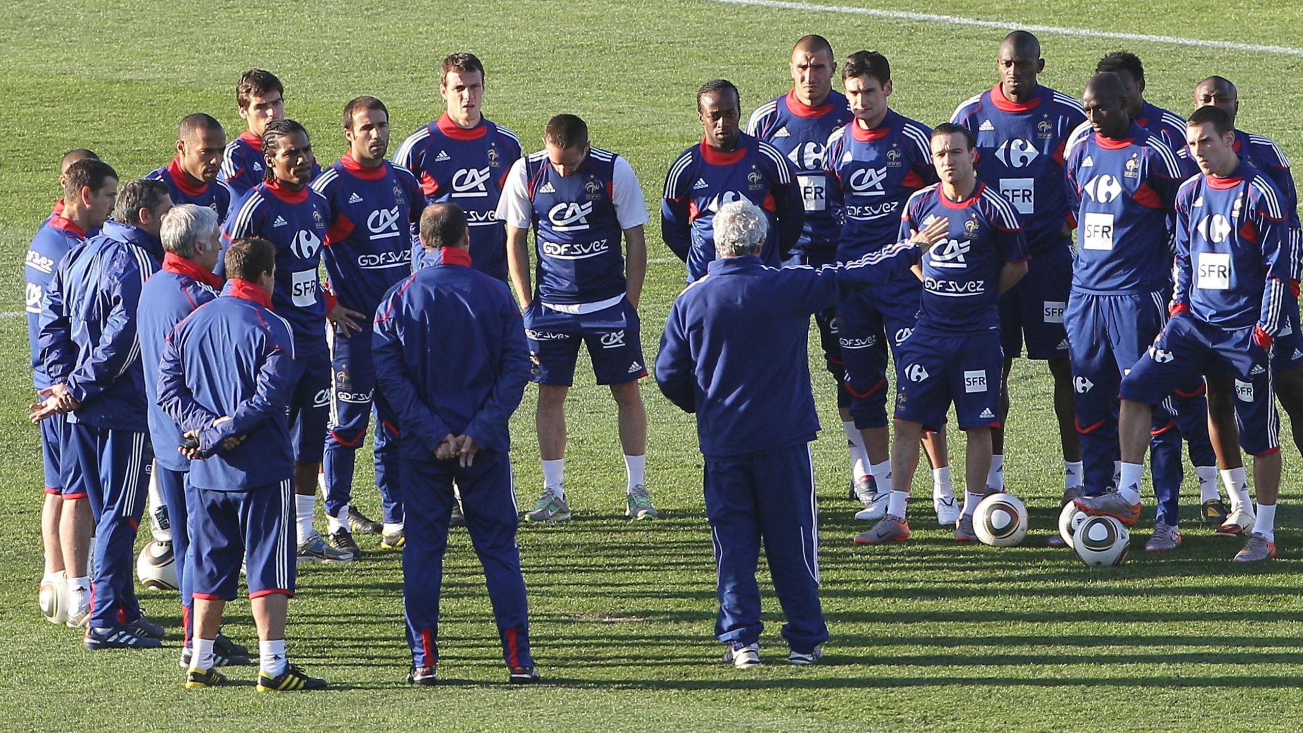 découvrez les mystères révélés par raymond domenech concernant le célèbre incident de knysna, lors de la coupe du monde 2010. plongez dans les secrets inédits qui ont marqué l'histoire du football français.