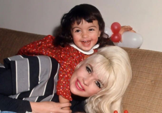 découvrez les aspects méconnus de la vie de mariska hargitay, l'inoubliable olivia benson de la série 'new york, unité spéciale'. plongez dans les secrets familiaux qui ont façonné sa personnalité et son parcours remarquable, révélant une facette intime et touchante de l'actrice.