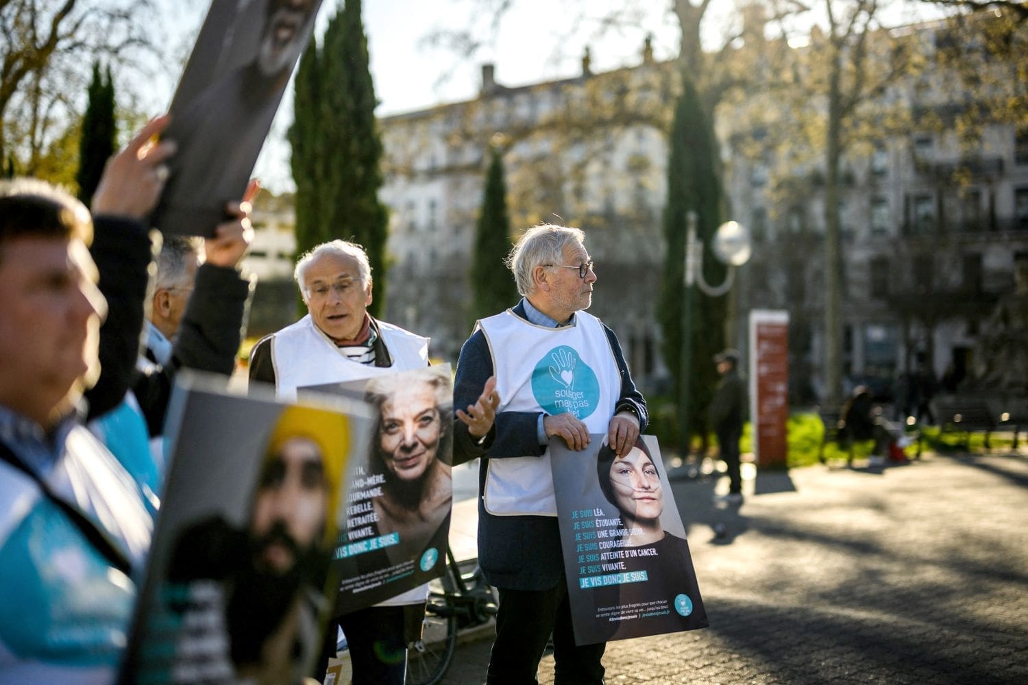 découvrez des témoignages poignants et des réflexions sur le suicide lié au cancer chez les mères, abordant l'impact émotionnel et la quête de soutien dans des moments difficiles.