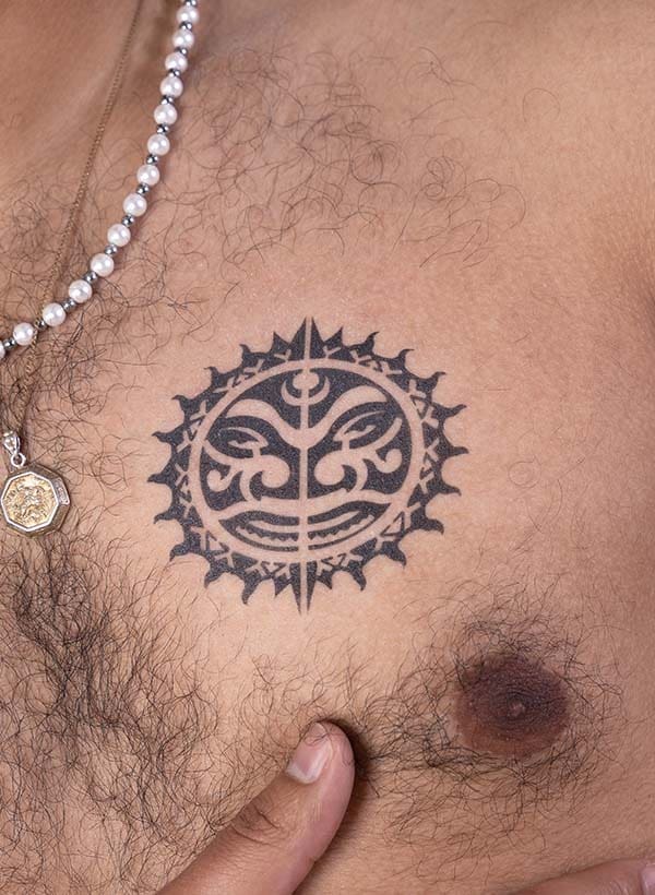 découvrez la signification profonde des tatouages de soleil, symboles de lumière, de chaleur et de renouveau. explorez les différents designs et interprétations qui font du tatouage de soleil un choix populaire pour exprimer votre personnalité et vos valeurs.