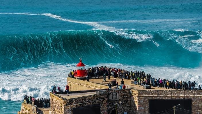 découvrez l'incroyable spectacle des vagues géantes de l'atlantique, où la puissance de la nature se dévoile dans des performances maritimes à couper le souffle. plongez dans l'univers des surfers, des paysages impressionnants et des conditions idéales pour vivre une aventure inoubliable.