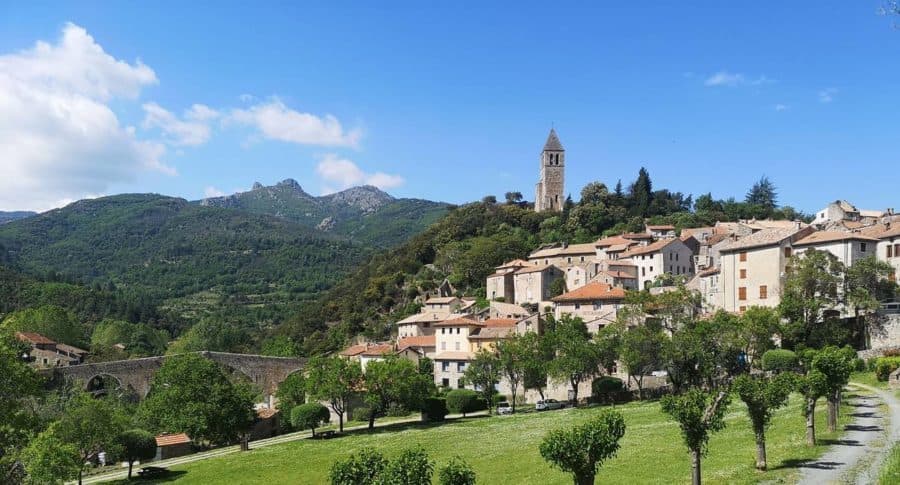 découvrez un village caché au cœur de l'hérault, où charme et authenticité se rencontrent. explorez ses ruelles pittoresques, ses paysages envoûtants et l'héritage culturel qui font de ce lieu une véritable perle à ne pas manquer.