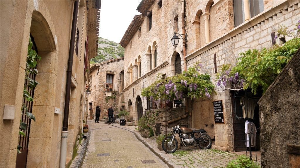 découvrez un village caché de l'hérault, où charme et authenticité se rencontrent. évadez-vous dans des ruelles pittoresques, explorez une nature préservée et savourez la gastronomie locale dans ce trésor méconnu du sud de la france.
