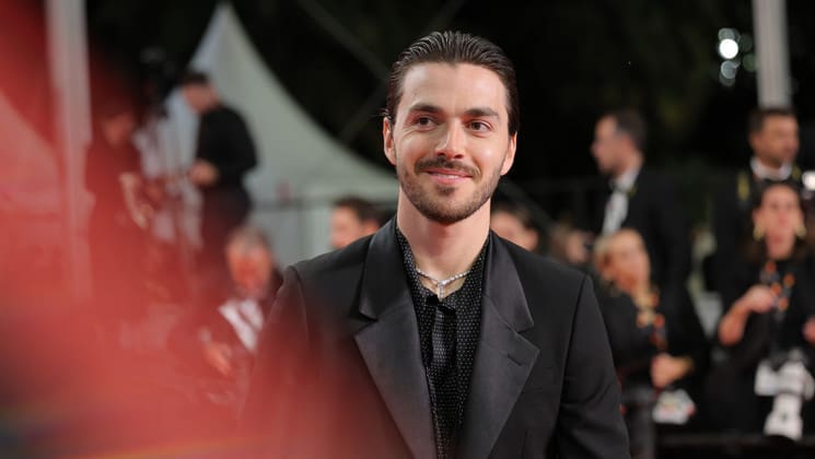 découvrez le talent exceptionnel de wagner moura, lauréat du prix d'interprétation masculine, célébré pour sa performance remarquable qui captive et émeut. plongez dans l'univers de cet artiste incontournable, où chaque rôle est une nouvelle aventure.