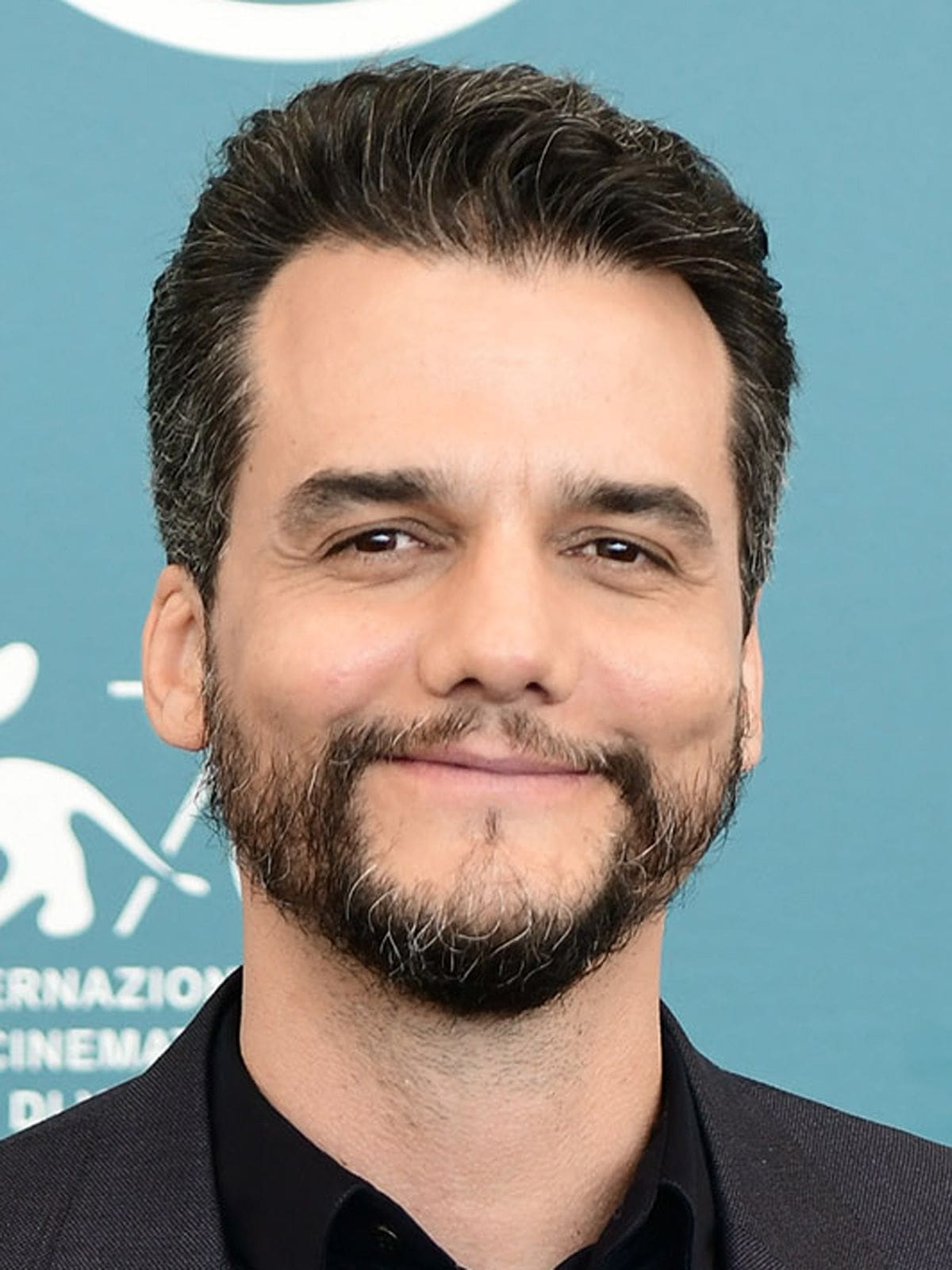 découvrez le talent exceptionnel de wagner moura, primé pour sa performance saisissante dans le rôle masculin. plongez dans l'univers captivant de cet artiste incontournable et explorez son parcours et ses accomplissements qui lui ont valu ce prestigieux prix.