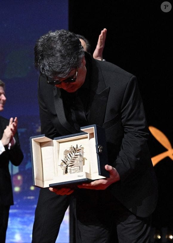 découvrez le talent exceptionnel de wagner moura, récompensé par le prestigieux prix d'interprétation masculine. plongez dans l'univers de cet artiste talentueux qui a captivé le public par ses performances mémorables et son charisme indéniable.