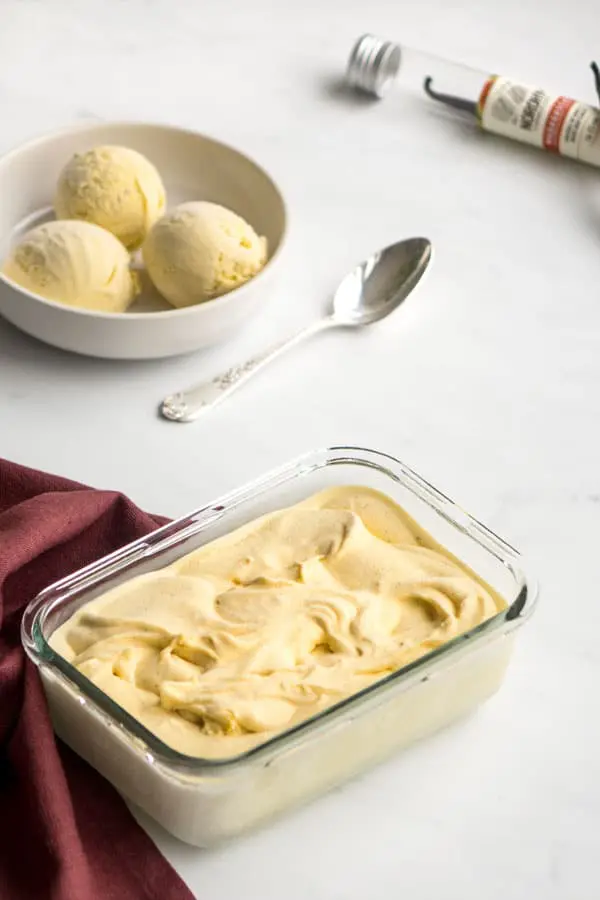 découvrez notre délicieuse sélection de glaces vanille, crémeuses et onctueuses, parfaites pour rafraîchir vos journées d'été. savourez la pureté de la vanille naturelle dans chaque bouchée.