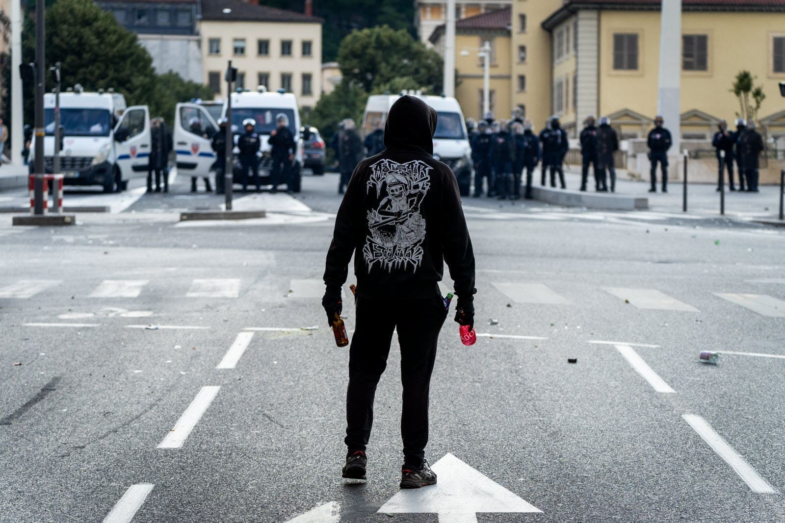 découvrez l'intensité de l'affrontement entre pimprenelle et aimed, un duel captivant où la détermination et l'ingéniosité se rejoignent. plongez dans cette histoire palpitante pleine de rebondissements et de surprises.