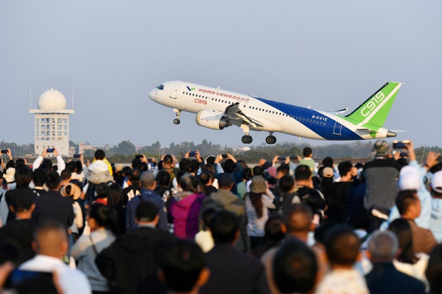 découvrez comment les avions chinois prennent leur envol en iran, influençant les relations commerciales et militaires entre les deux nations. explorez les enjeux stratégiques et les perspectives d'avenir dans ce domaine passionnant.