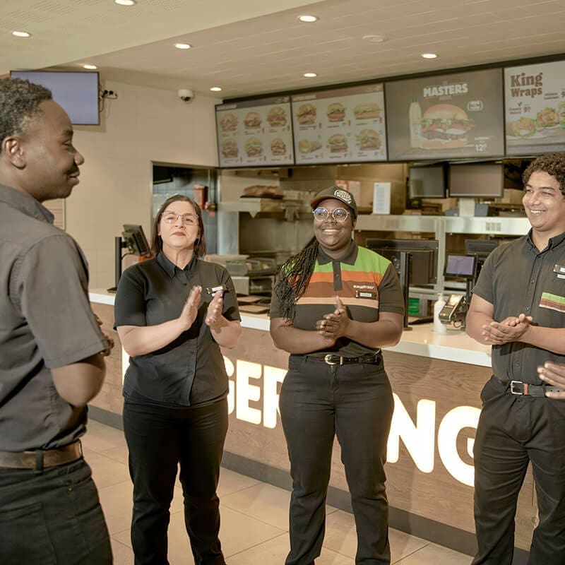 découvrez les avis sur burger king en france : qualité des repas, service, ambiance et expériences clients. lisez les témoignages des amateurs de fast-food et trouvez les meilleurs conseils pour savourer votre visite chez burger king.