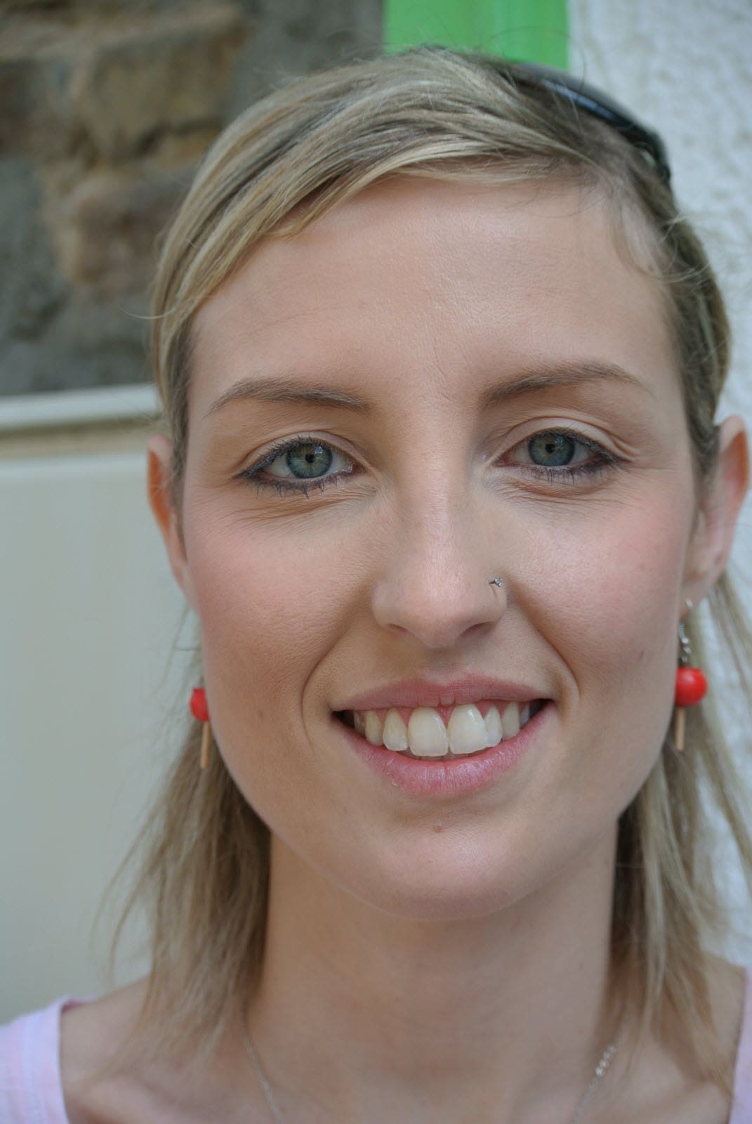 découvrez l'histoire touchante de céline qui, dans un geste plein d'affection, donne son collier à jérôme. une belle rencontre qui symbolise l'amour et l'amitié, à travers un cadeau chargé de souvenirs.