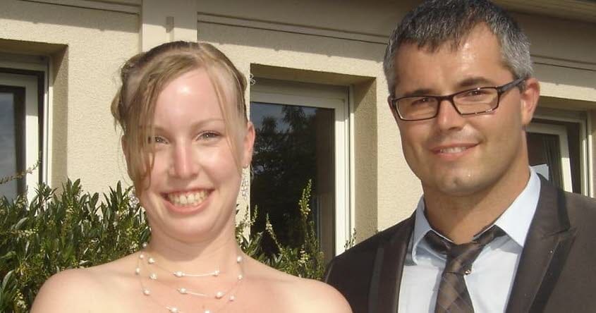 dans cette touchante histoire, céline décide de donner son collier à jérôme, symbolisant un geste d'affection et de partage. découvrez les émotions qui les lient et les conséquences de cette belle initiative.