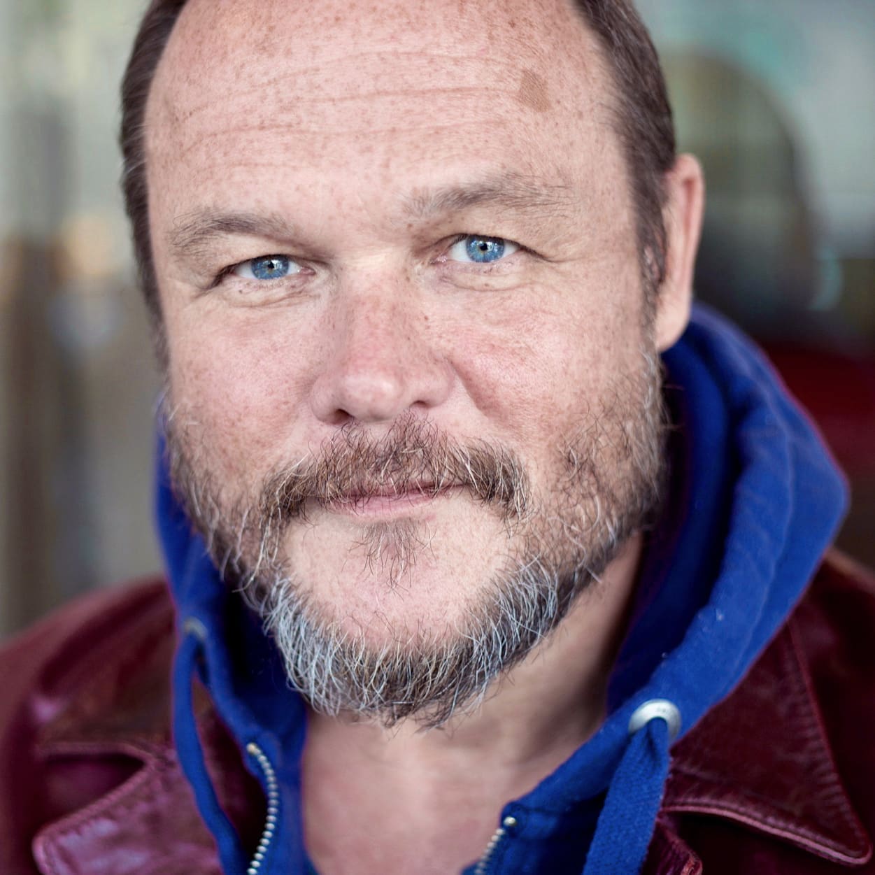 dans cet article, découvrez comment constance exprime son indignation face aux actions de damien. une analyse des tensions et des conflits entre ces deux personnages captivants, révélant des enjeux émotionnels et relationnels forts.