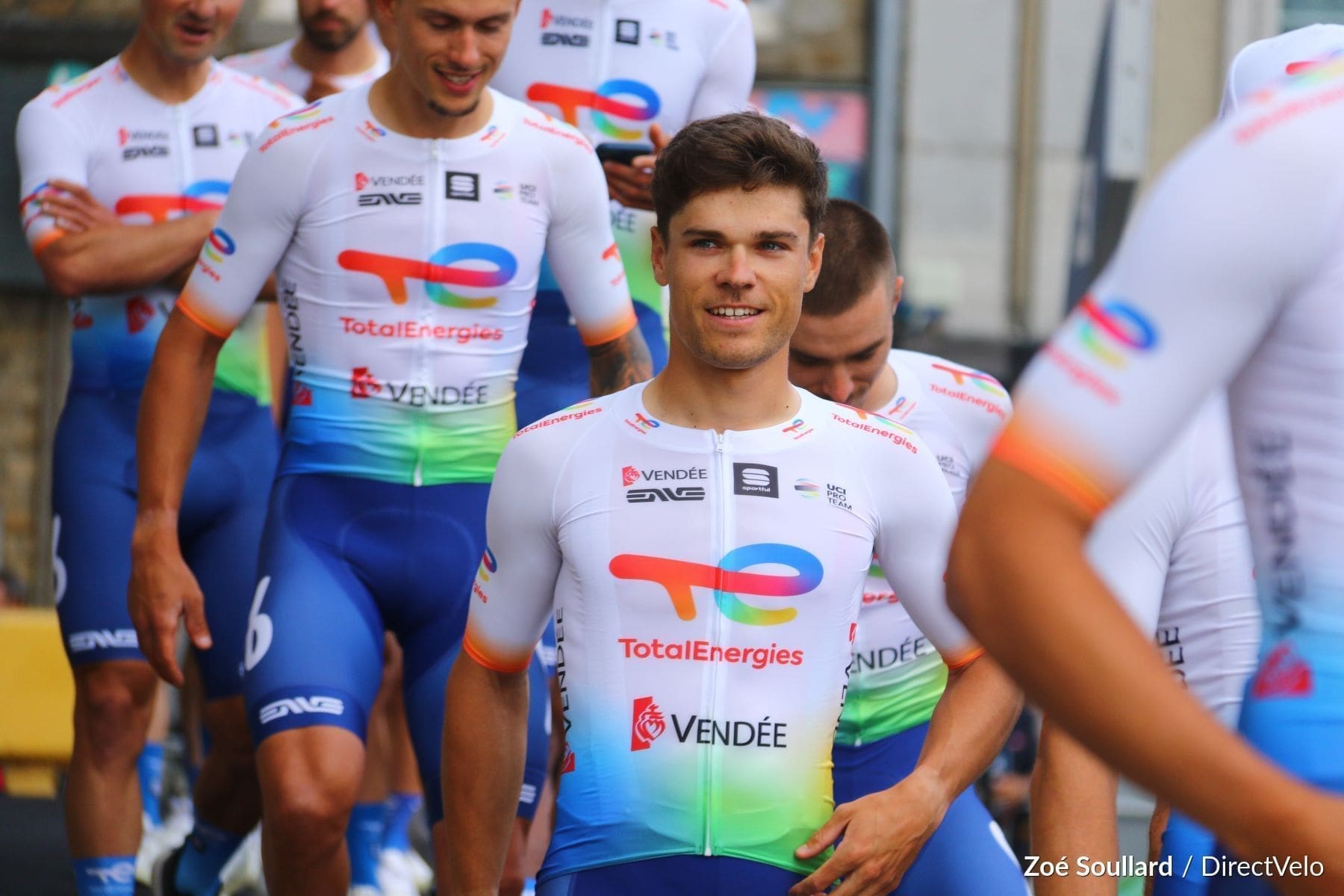 découvrez le crossover captivant entre pimprenelle et émilien, où l'amitié, l'aventure et la magie s'entremêlent pour créer une expérience inoubliable. plongez dans un univers riche en émotions et en surprises, parfait pour toute la famille !