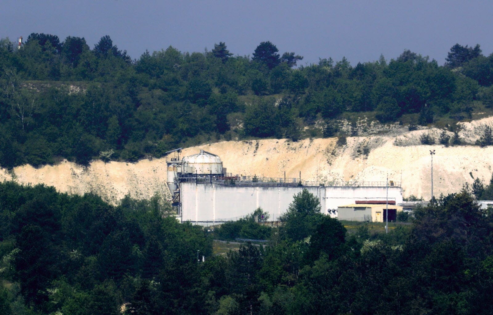 découvrez notre documentaire captivant sur les énigmes du polygone nucléaire. plongez dans l'univers mystérieux des tests atomiques, des secrets militaires et des défis scientifiques qui entourent cette zone emblématique. une exploration fascinante des enjeux géopolitiques et des impacts environnementaux liés à l'énergie nucléaire.