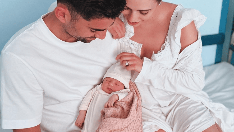 découvrez l'univers d'enzo zidane, fils du célèbre footballeur zinedine zidane, et sa vie de famille en compagnie de ses filles. plongée dans le quotidien d'un jeune homme fashion et papa, entre passions, loisirs et moments de tendresse.